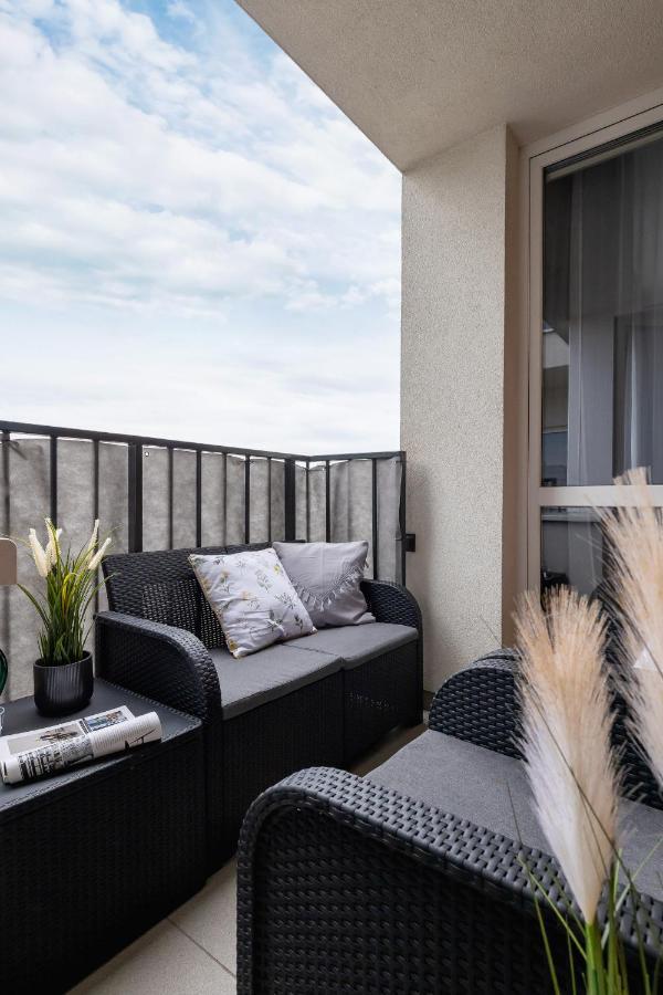 Osiedle Avia Harmonious Apartment With Balcony & Parking Cracow By Renters Prestige كراكوفيا المظهر الخارجي الصورة